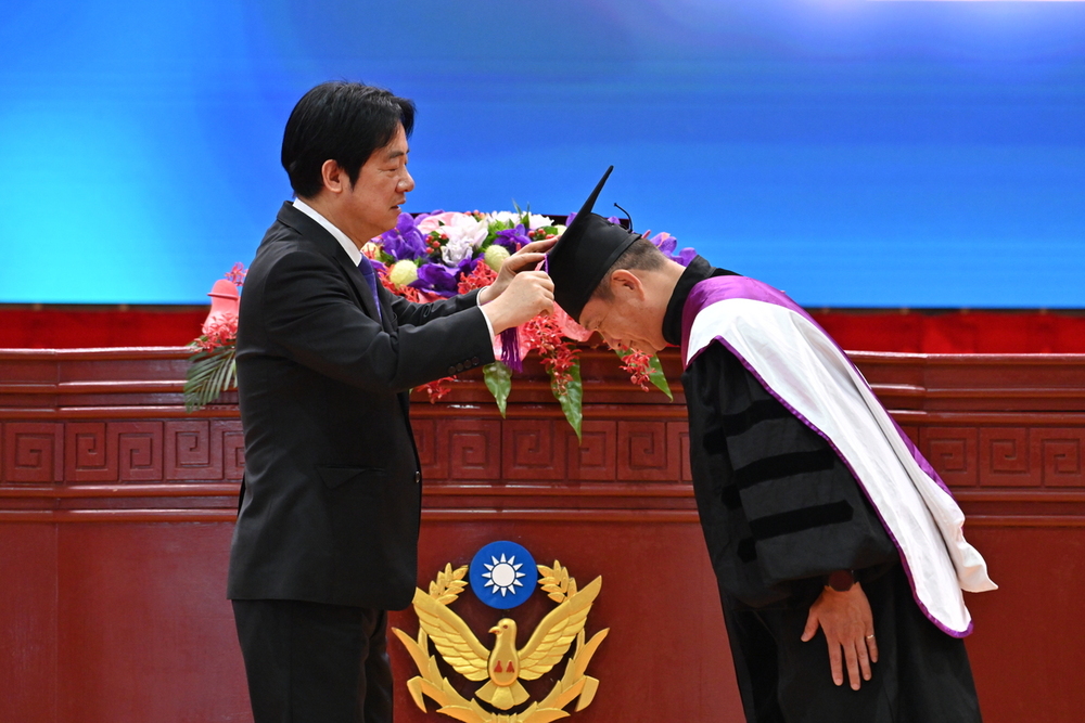 總統為畢業生撥穗