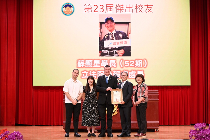 馬次長與傑出校友及眷屬合影