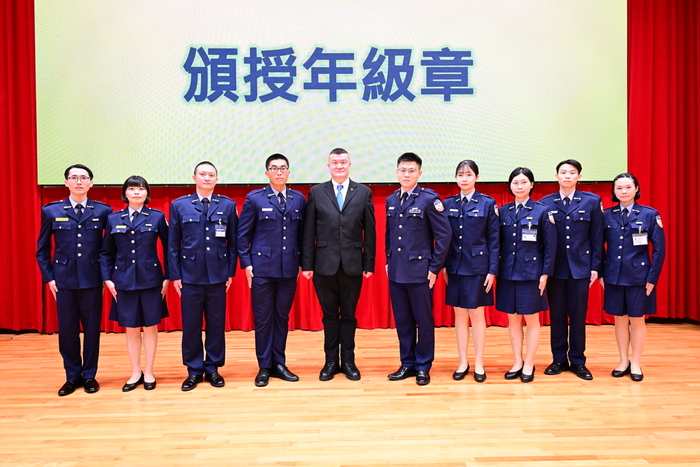 馬次長為各年級授階代表別上象徵成長的年級章