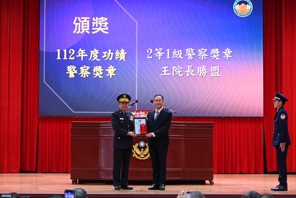 校長頒發112年度警察功績獎章