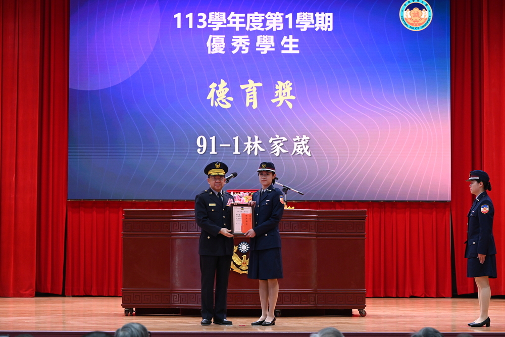 校長頒發113學年度第1學期優秀學生榮譽胸章、獎狀及獎勵金