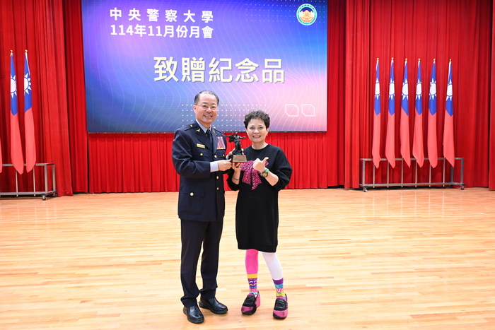 校長代表致贈本校紀念品