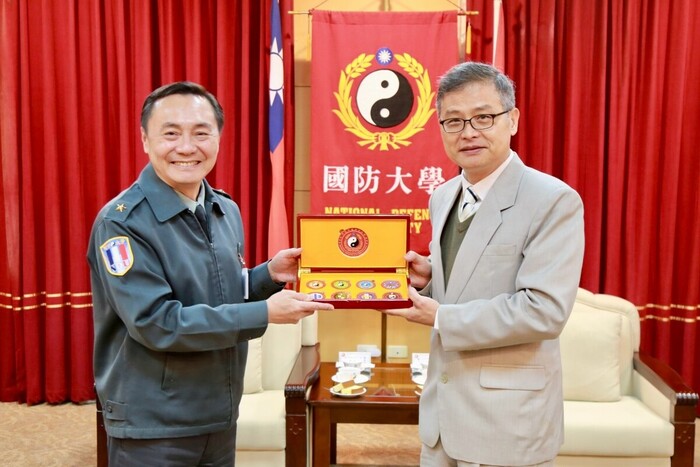 國防大學政戰主任王俊傑致贈紀念品