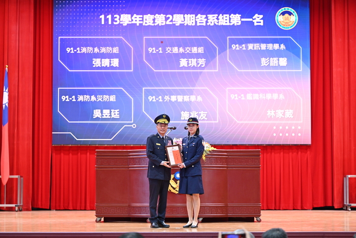 校長頒發各系第1名獎狀及獎勵金