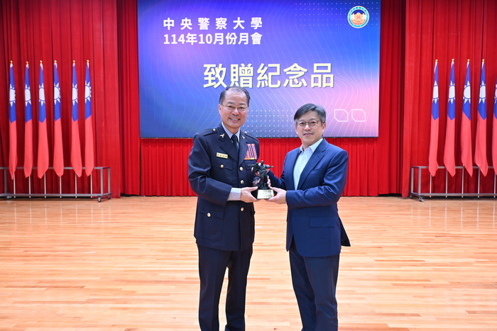 校長致贈講座紀念品