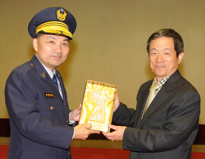 本校校長致贈許院長文蔚紀念品