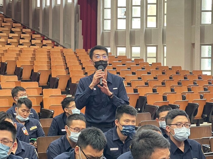 學生回答委員提問