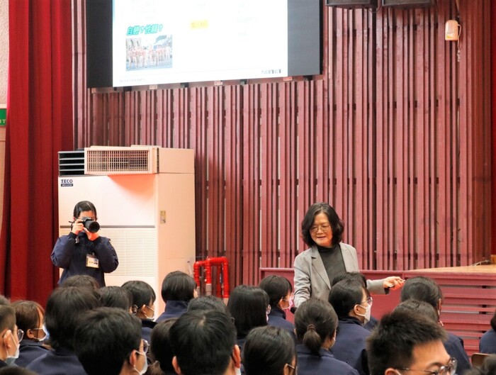 斯副組長與學生互動