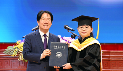 總統頒授學位證書