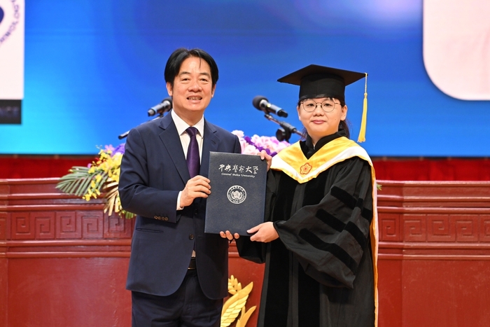 總統頒授學位證書