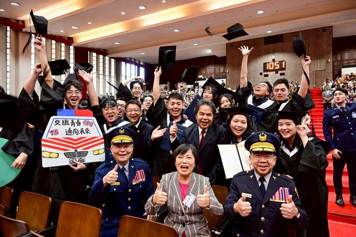 部長與畢業生合影留念-1