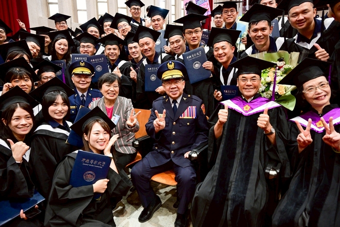 部長與畢業生合影留念-2