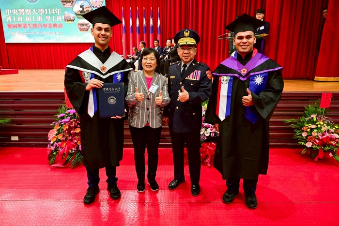 部長與畢業生合影留念-3