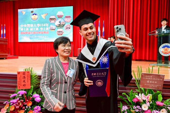 部長與畢業生合影留念-4