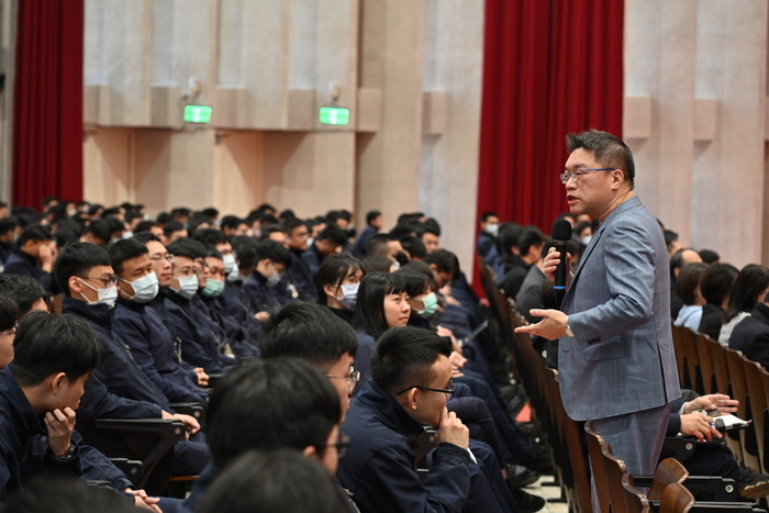 謝文憲總經理與學生近距離互動