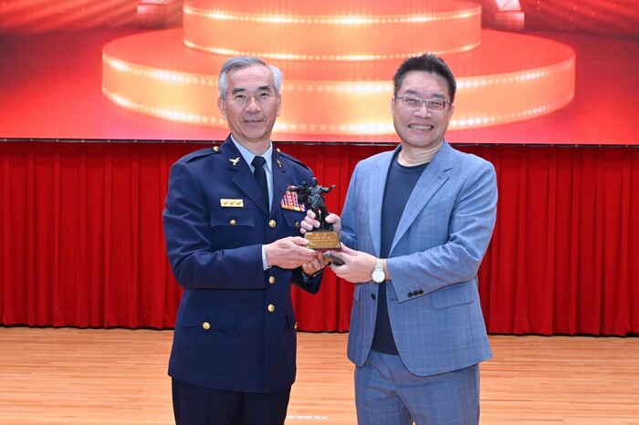 警大副校長致贈講者紀念品