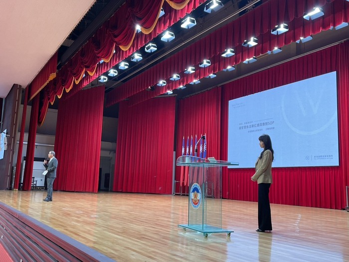 學務長介紹本次講座王騰儀律師