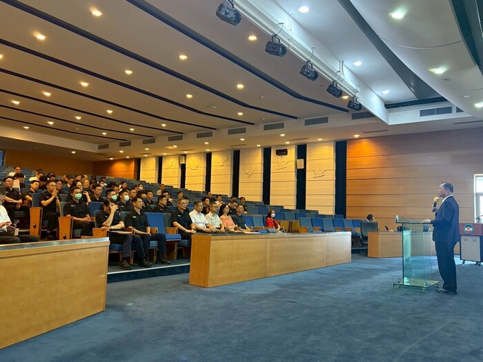 在場輔導人員專注凝聽校長分享