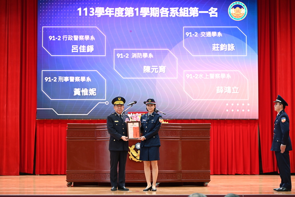 校長頒發第1名學生獎狀與獎勵金