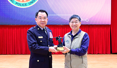 校長致贈講者紀念品