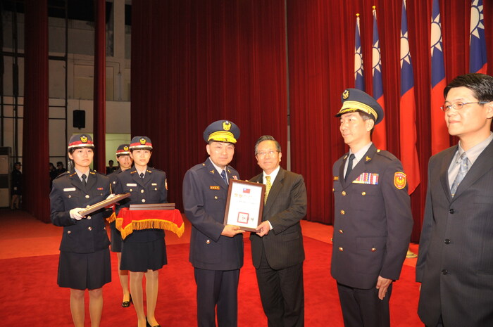校長頒授97年度警察功績獎章