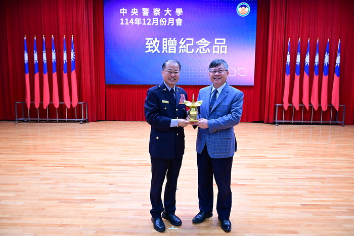 校長致贈講座紀念品